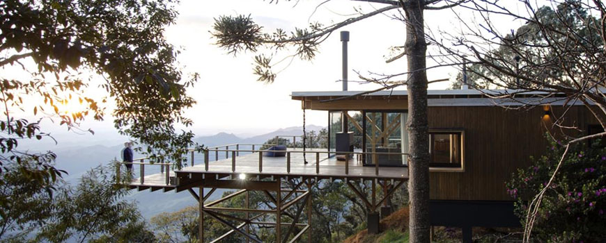 Cabanas e chalés com vista para as montanhas e a floresta