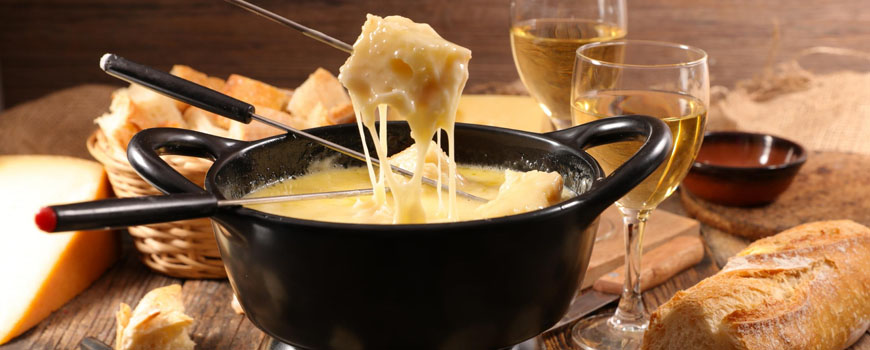 Refeição na cabana: Fondue e vinho Refeição na cabana: Fondue e vinho
